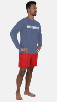 Blå sweatshirt med vita ränder och texten "VIVID" på bröstet, matchad med röda shorts. Avslappnad passform, bomullsmaterial, inga mönster.