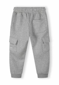 Grå sweatpants med resårmidja, ribbade manschetter, fickor på sidorna och en liten tryckdetalj på framsidan.