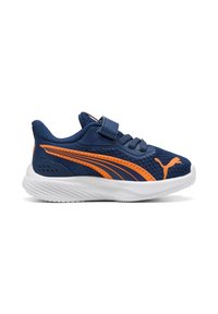 Dunkelblaue Sportschuh mit Mesh-Obermaterial, orangefarbigen Akzenten und weißer Sohle. Verfügt über einen Klettverschluss und ein strukturiertes Design an der Seite.