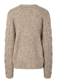 Beżowy sweter dziergany na drutach z teksturowanym wzorem, z detalami w formie splotów na rękawach oraz ściągaczem przy okrągłym dekolcie. Widok z tyłu.