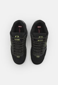 Globe TILT - Skatesko - black/olive