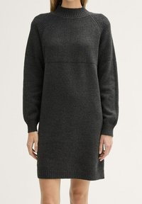 Gebreid jurk in dondergrijs, met een geribbelde hoge hals, lange mouwen en een ontspannen pasvorm. Geaccentueerd door textuurpatronen.