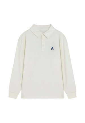 Polo de manga larga color blanco roto con tres botones y pequeño logo azul de calavera y huesos cruzados en el pecho izquierdo.