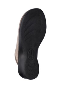 Zwarte rubberen loopzool van een schoen, met een gestructureerd grippatroon en een circulair logo, vergezeld van een beige, zacht bovenmateriaal. Maat 37.