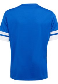 Camiseta deportiva azul de manga corta, con rayas blancas en las mangas y un cuello redondo. Hecha de una tela suave y ligera.