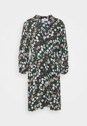 Schwarzes Wickelkleid mit weißen, cremefarbenen und grünen Blumen, langen Ärmeln und einem Bindegürtel in der Taille.