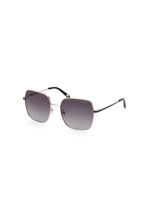 Gafas de sol de metal plateado con grandes lentes cuadradas, tinte degradado en gris oscuro, puntas de patilla negras y herrajes de acento en el marco.