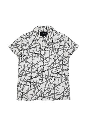 Camicia bianca a maniche corte con bottoni, decorata con un motivo a strisce di pellicola nere che si intersecano e piccoli quadrati neri, dotata di colletto e bottoni frontali.
