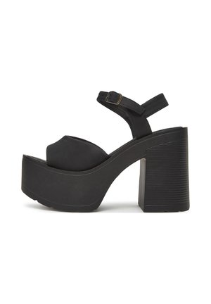 Czarne sandały na platformie z masywnym obcasem typu słupek, wyposażone w szeroki pasek i regulowaną klamrę wokół kostki. Gładki materiał i zaokrąglony kształt palców.