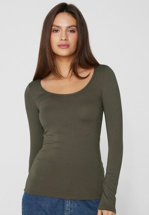 Chemise ajustée à manches longues de couleur vert olive avec un col arrondi, fabriquée dans un tissu doux, à la texture lisse et avec des détails de couture minimaux.