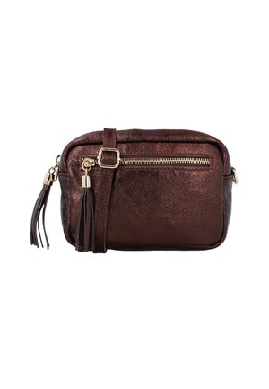 Smeđi metalik kožni crossbody bag s zlatnim zatvaračem i detaljem od resica. Ima jedan zatvoreni odjeljak i odvojivu traku.