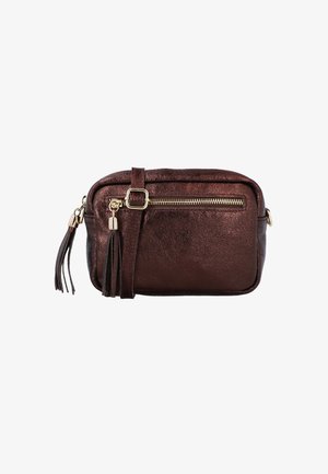 Hnedá metallická kožená crossbody taška so zlatým zipsom a strapecom ako dekoráciou. Obsahuje jednu zipsovanú sekciu a odnímateľný popruh.