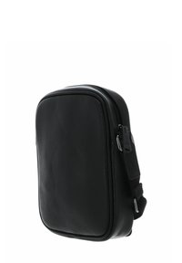 Borsa a tracolla in pelle nera con texture liscia, forma rettangolare, chiusura a zip, tracolla regolabile e dettagli in metallo argento.