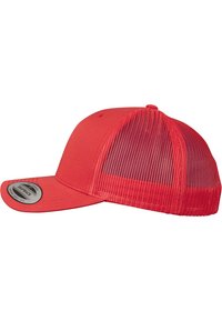 Rød caps med solid frontpanel og mesh bak, med flat skygge. Inkluderer et rundt logo klistremerke på venstre side.