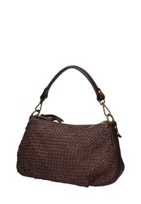 Bruine geweven leren handtas met een glad accent, voorzien van een gebogen handvat en gouden hardware. Halve maanvorm met een gestructureerd lichaam.