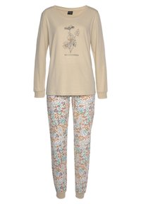 Top de manga larga beige con un gráfico de flores y el texto "WILDFLOWERS", combinado con pantalones estampados que presentan diseños florales en verde, naranja y crema.