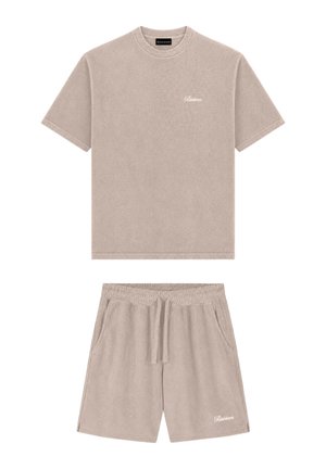 Beige top met korte mouwen en ronde hals en bijpassende short met elastische taille en aantrekkoord, beide met klein wit logo geborduurd.