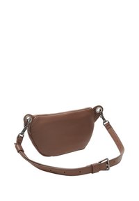 Borsa a tracolla in pelle marrone con una forma morbida e arrotondata, hardware in argento e cinturino regolabile. Texture liscia con minimi accenti.