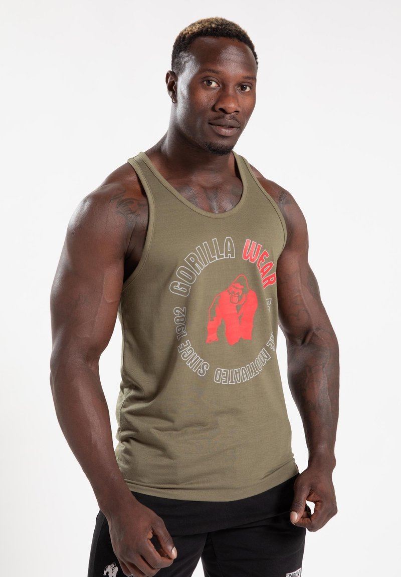 Olijfgroen tanktop met een ronde halslijn en brede schouderbanden, voorzien van een rode gorilla-afbeelding en de tekst "GORILLA WEAR" in vetgedrukte letters.