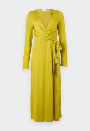 Długa oliwkowa sukienka kopertowa z długimi rękawami, głębokim dekoltem w serek i wiązaniem po boku w talii.