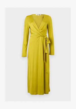 Robe portefeuille longue vert olive avec manches longues, décolleté en V profond et lien latéral à la taille.