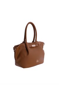 Bolso de mano de piel marrón con dos asas, un detalle de correa plana y herrajes en tono dorado. Forma redondeada con textura suave. Logo en el lateral.