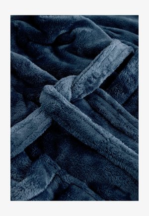 Dunkelblaues Plüsch-Wurfdecke mit einer weichen, texturierten Oberfläche, die in der Mitte ein gebundenes Design aufweist und einen sanften, flauschigen Abschluss hat.