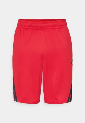 Røde sports shorts med elastisk talje og sorte Adidas-striber på siderne mod en enkel hvid baggrund.