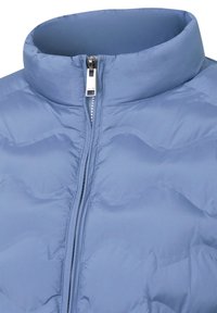 Hellblaues Puffermantel mit hohem Kragen, Frontreißverschluss und gestepptem Muster mit Wellenlinien.