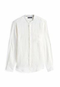 Camisa blanca de manga larga hecha de tela ligera, con cuello alzado, cierre de botones en la parte delantera y un bolsillo en el pecho. Textura suave con arrugas sutiles.