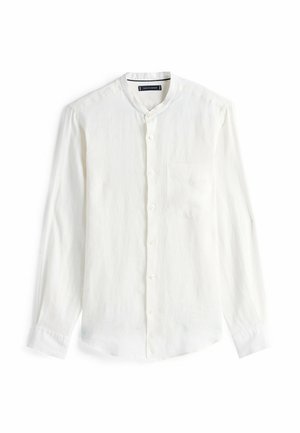 Chemise blanche à manches longues en tissu léger, dotée d'un col montant, d'une fermeture à boutons sur le devant et d'une poche poitrine. Texture lisse avec de légères rides.