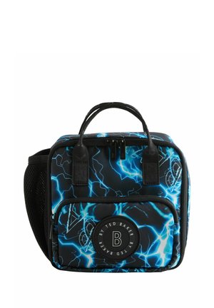 Pequeña bolsa negra y azul con estampado de rayos, dos asas, bolsillo frontal con cremallera y parche circular con el logo de Ted Baker.