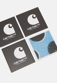 Sorte kvadratiske kort med hvidt Carhartt-logo og teksten "WORK IN PROGRESS". Et kort viser en blå baggrund med sorte prikker.