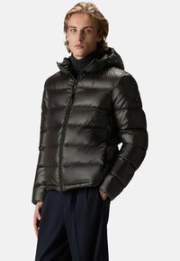 Donzen jas in donkergrijs nylon met capuchon, voorzien van een ritssluiting aan de voorkant, een doorgestikt ontwerp en minimale branding op de linker mouw.