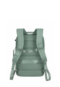 Sac à dos en tissu vert avec un dos et des bretelles rembourrés et texturés. Dispose de boucles réglables et d'une forme rectangulaire épurée.