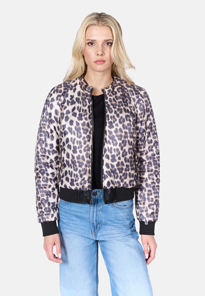 Leopardmönstrad bomberjacka i glänsande material med svart ribbad krage och ärmslut, utrustad med framzipper och midja i solide svart.