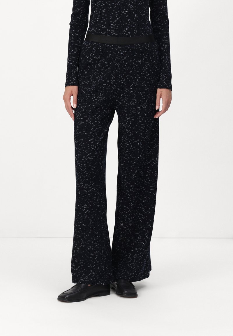 Mads Nørgaard COTTON SPACE VERAN PANTS - Hlače - multi midnight