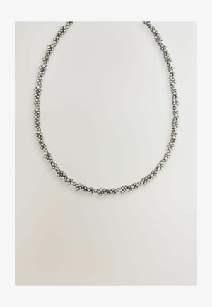 Vintage-inspirierte Halskette mit metallischen Silbergliedern, geschmückt mit kleinen klaren Kristallen, die ein feines, filigranes Design präsentieren.