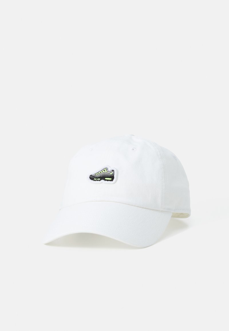 Fehér pamut sapka ívelt ernyővel, az elején fekete és zöld hímzett sneaker folttal.