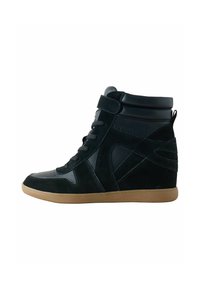 Sneaker alta in suede e pelle nera con finitura testurizzata, dotata di suola in gomma, chiusura con lacci e dettaglio con cinturino in velcro.