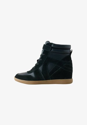 Vysoké sneakers v černé semišové a kožené úpravě s texturovaným povrchem, s gumovou podrážkou, šněrováním v přední části a akcentem na suchý zip.
