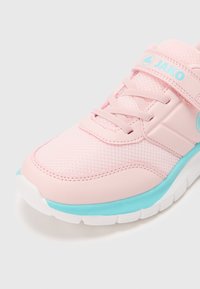 Ροζ παιδικ ό αθλητικό παπούτσι με διχτυωτό πάνω μέρος, ανοιχτό μπλε λεπτομέρειες, λευκή σόλα, κορδόνια και λουράκι με βέλκρο με το λογότυπο "JAKO".