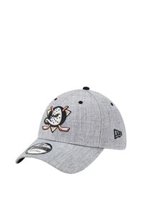 Grau Kappe mit gesticktem Logo, das eine Hockeymaske und Schläger zeigt, schwarze Akzente, flaches Visier und strukturierter Stoff.