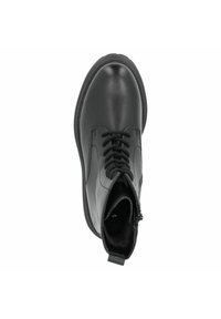 Botín de cuero negro hasta el tobillo con punta redondeada, cordones en la parte frontal y cremallera lateral. Textura suave, costuras reforzadas y detalle de cuello acolchado.