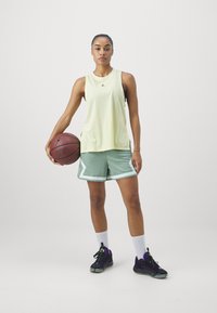 Jordan Pantaloncini sportivi - jade smoke/barely green