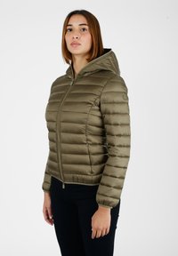 Giubbotto imbottito verde oliva con cappuccio, dotato di zip frontale, design trapuntato orizzontale e polsini elastici. Il materiale appare liscio e leggero.