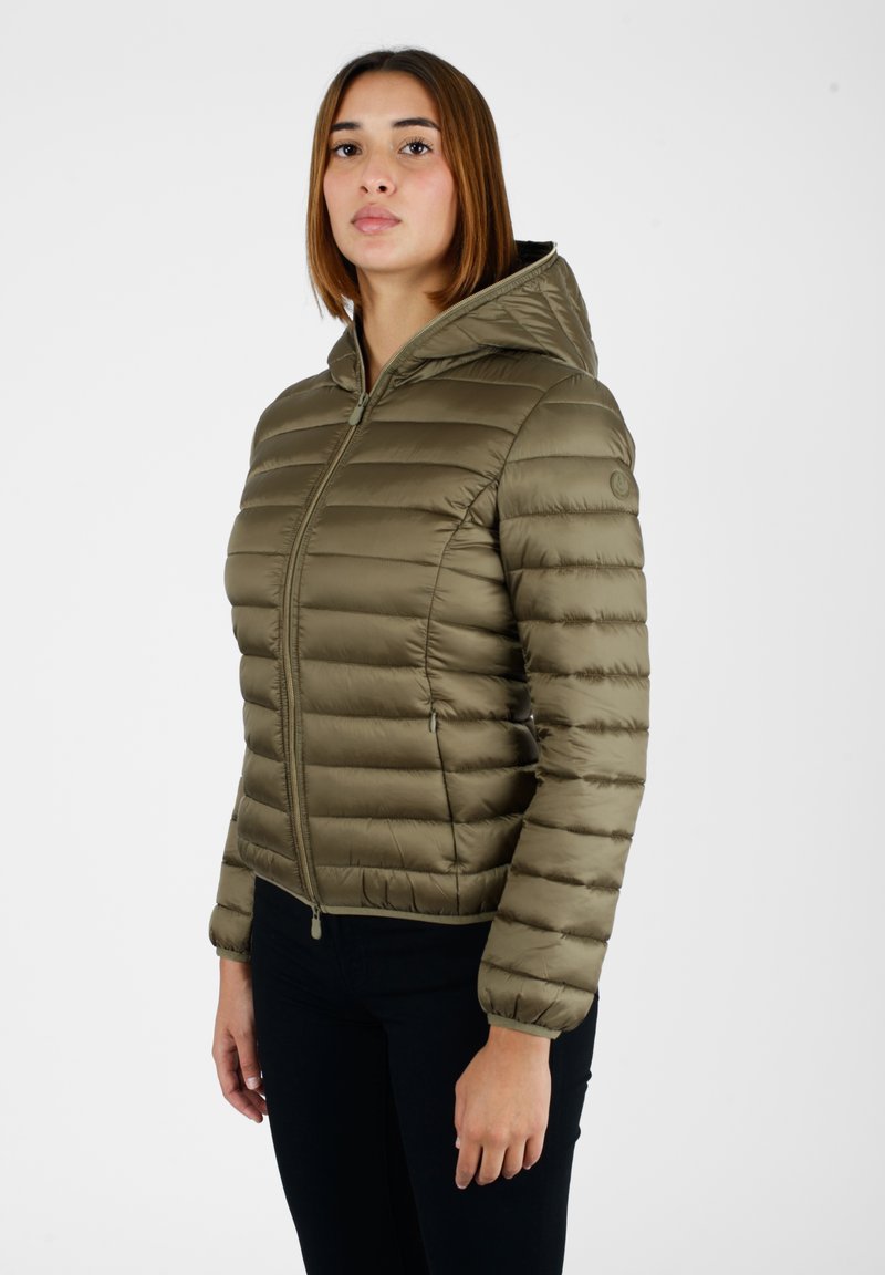 Giubbotto imbottito verde oliva con cappuccio, dotato di zip frontale, design trapuntato orizzontale e polsini elastici. Il materiale appare liscio e leggero.