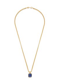 Guld kædehalssmykke med en firkantet blå sten pendant, med et struktureret kæde design og en sikker lukning.