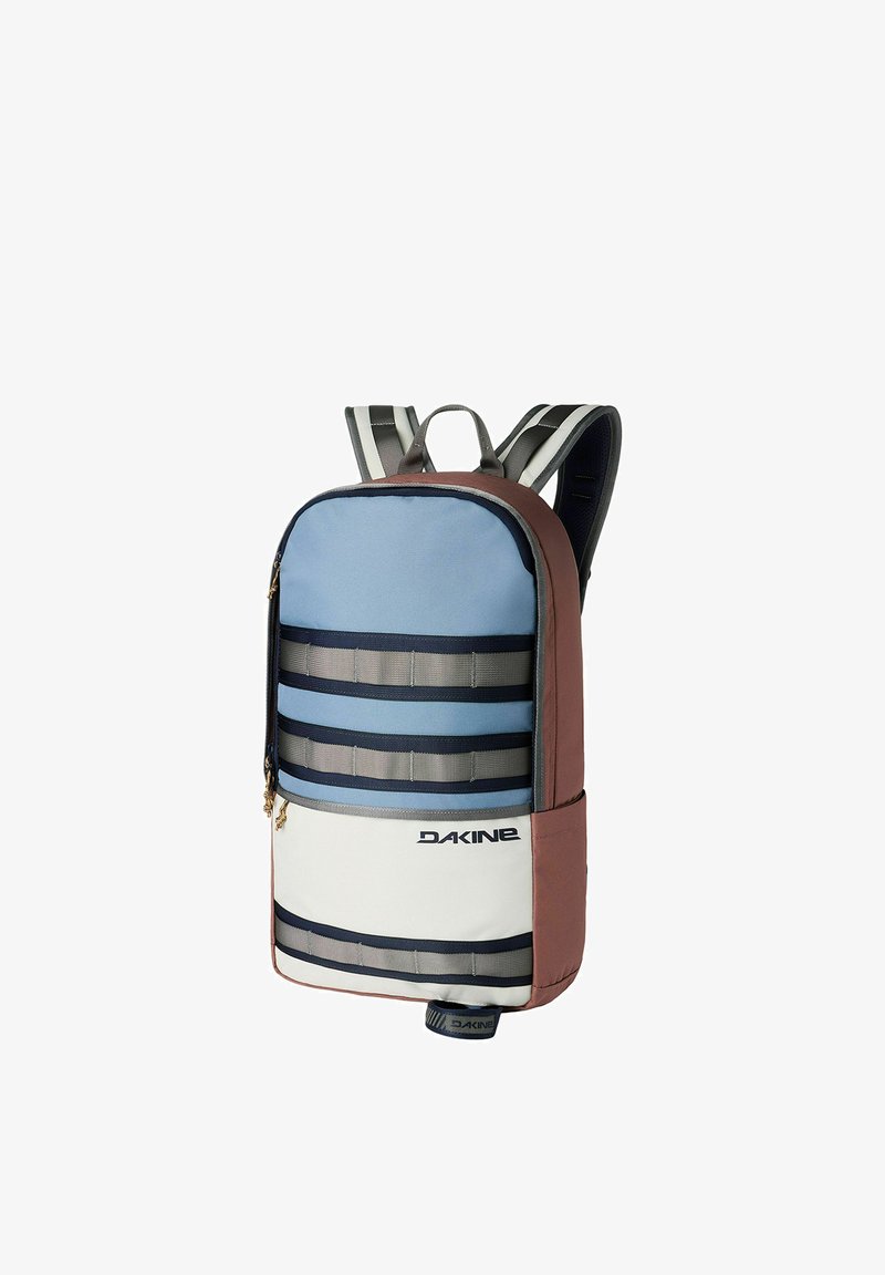 Sac à dos avec côtés marron, panneau avant bleu avec sangles horizontales noires, partie inférieure avant blanche et logo "DAKINE", bretelles rembourrées.
