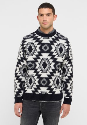 Gestrickter Pullover mit einem geometrischen Muster in Schwarz, Grau und Weiß. Mit einem gerippten Rundhalsausschnitt und langen Ärmeln. Der Stoff wirkt weich.